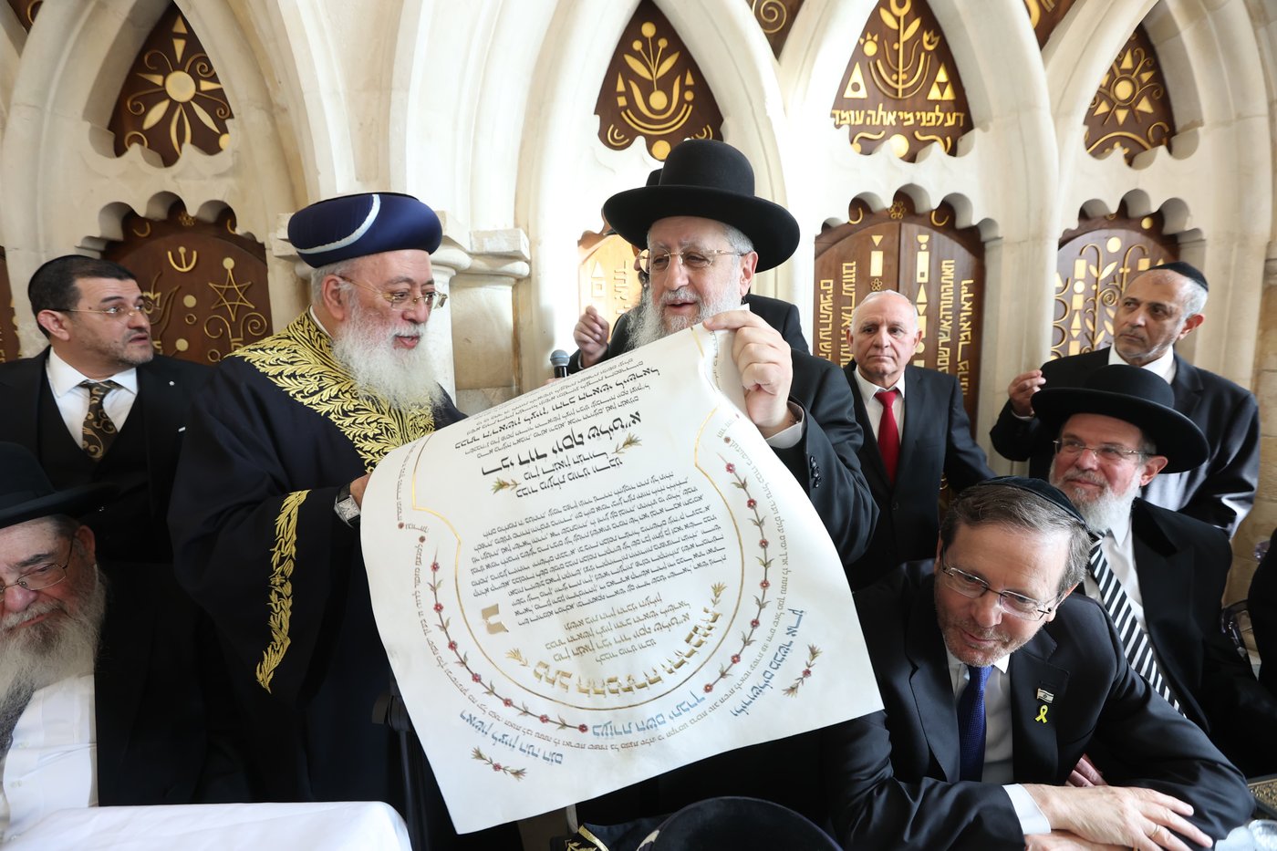 הכתרת הראש"ל הרב דוד יוסף בבית הכנסת רבי יוחנן בן זכאי