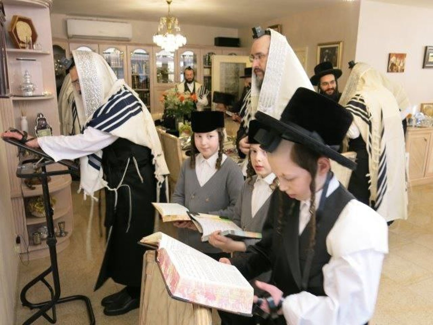 הרה"ג שלום רוקח בביקור בזק באנטווערפן