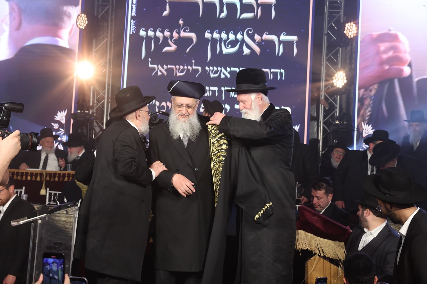 הכתרת הראש"ל הרב דוד יוסף בבית הכנסת הגדול
