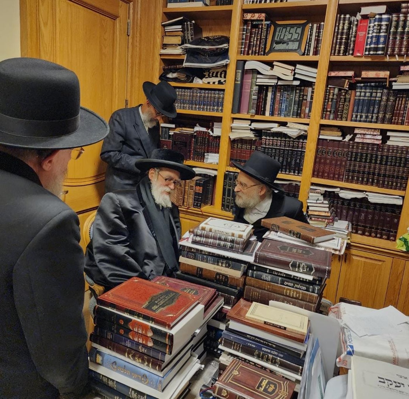 אב"ד טאהש בביקור אצל הגרי"ד שליזנגר
