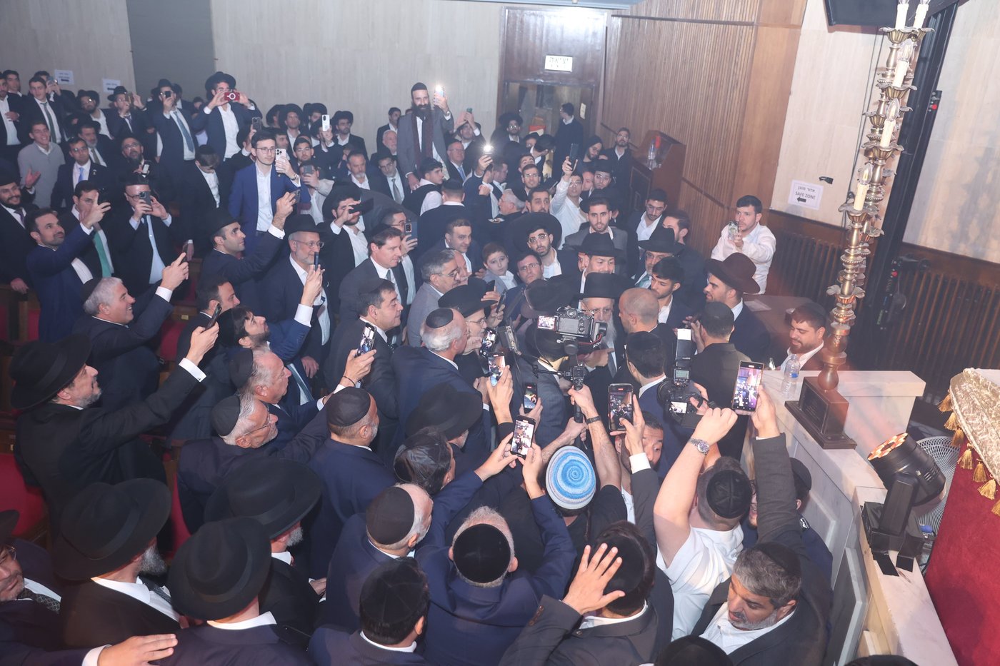 הכתרת הראש"ל הרב דוד יוסף בבית הכנסת הגדול
