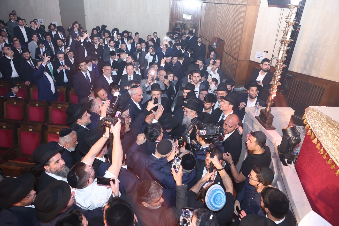 הכתרת הראש"ל הרב דוד יוסף בבית הכנסת הגדול