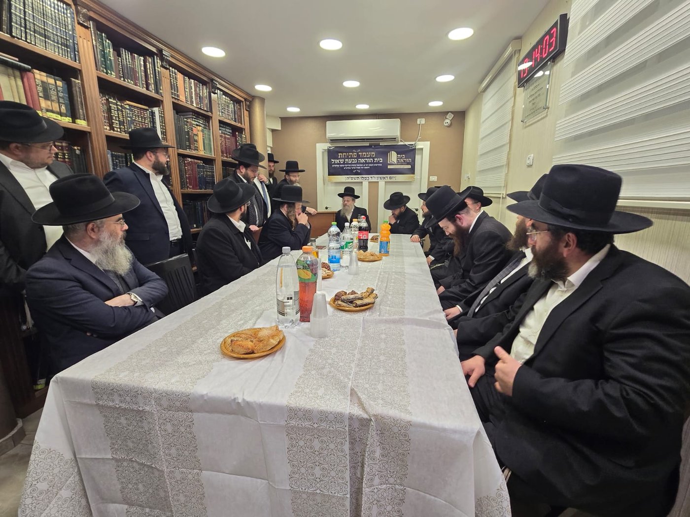 חנוכת בית הוראה בראשות הגר"מ טרגר ובהשתתפות רבני השכונה ובראשם הגרי"מ דרוק