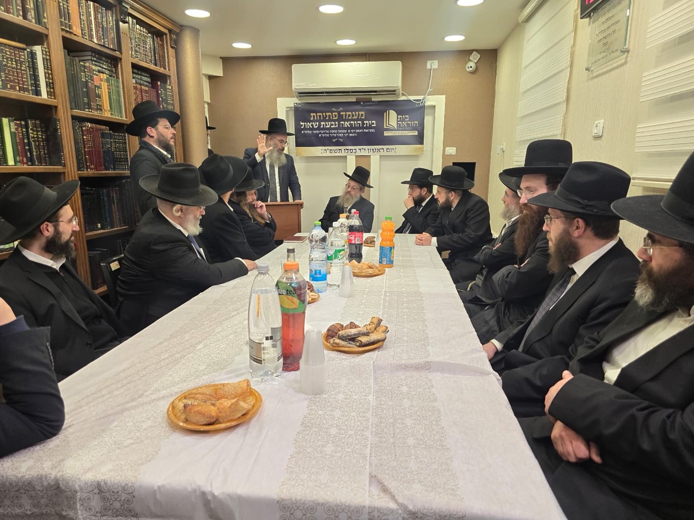 חנוכת בית הוראה בראשות הגר"מ טרגר ובהשתתפות רבני השכונה ובראשם הגרי"מ דרוק