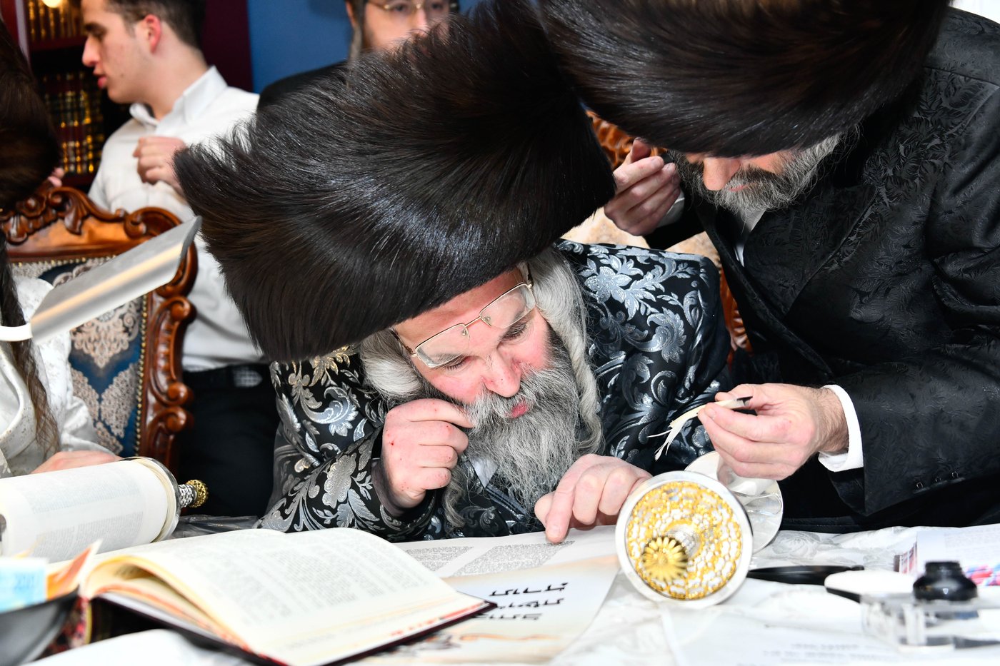הכנסת ס"ת בחצה"ק מעזבוז