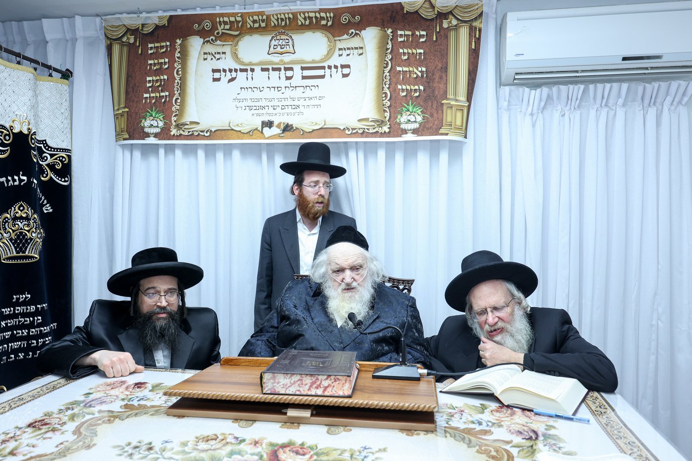 סיום מסכת זרעים ע"י כולל צאנז בבית הגר"מ שטרנבוך
