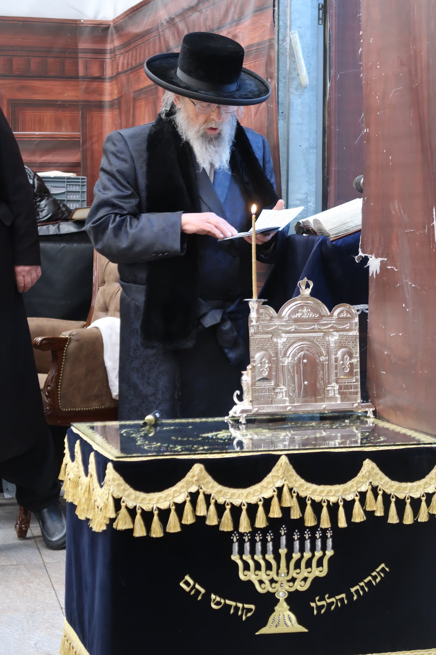 האדמו"ר מפינסק קרלין בהדלקת נרות חנוכה