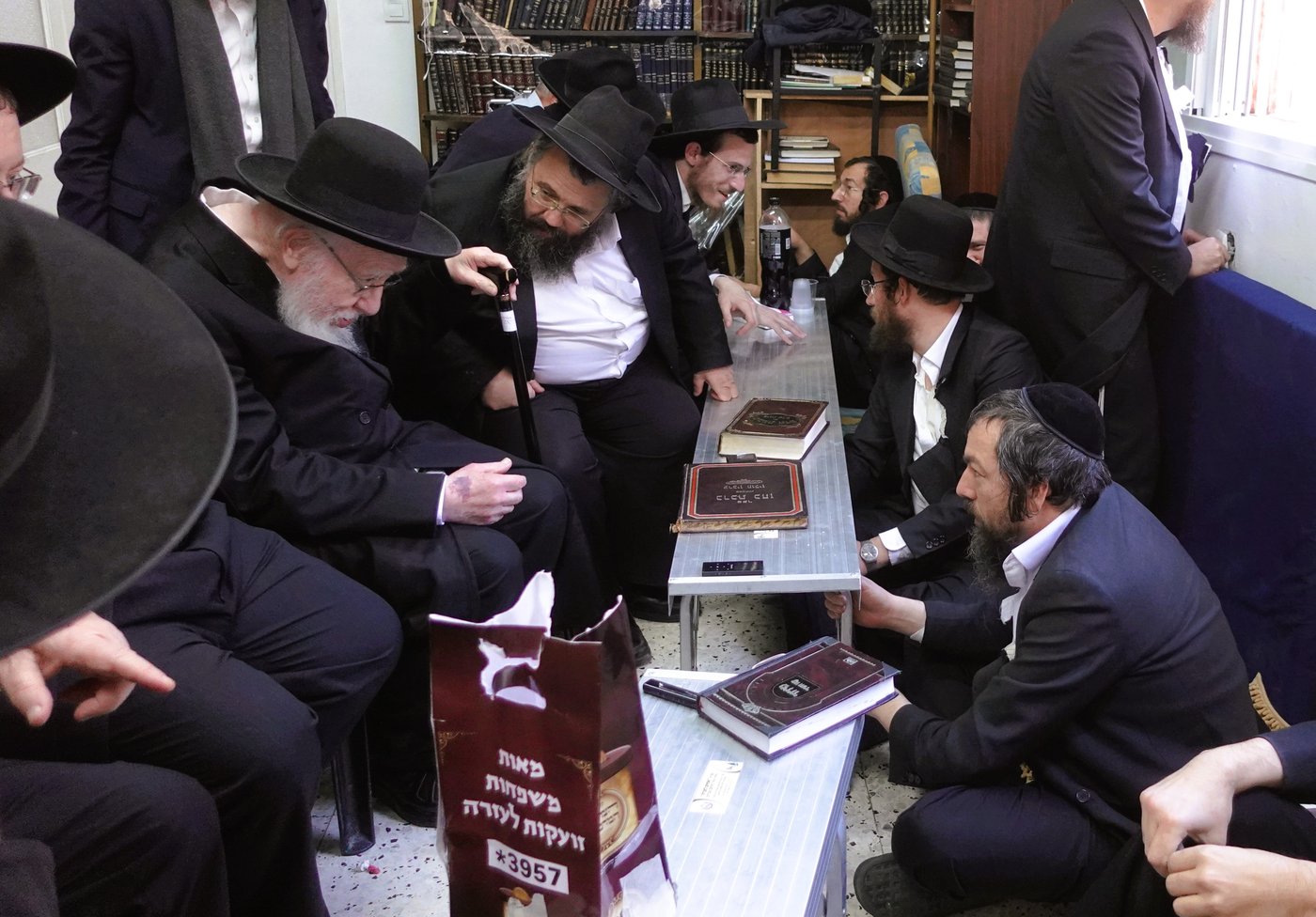 ניחום אבלים בבית הגאון רבי אשר דויטש