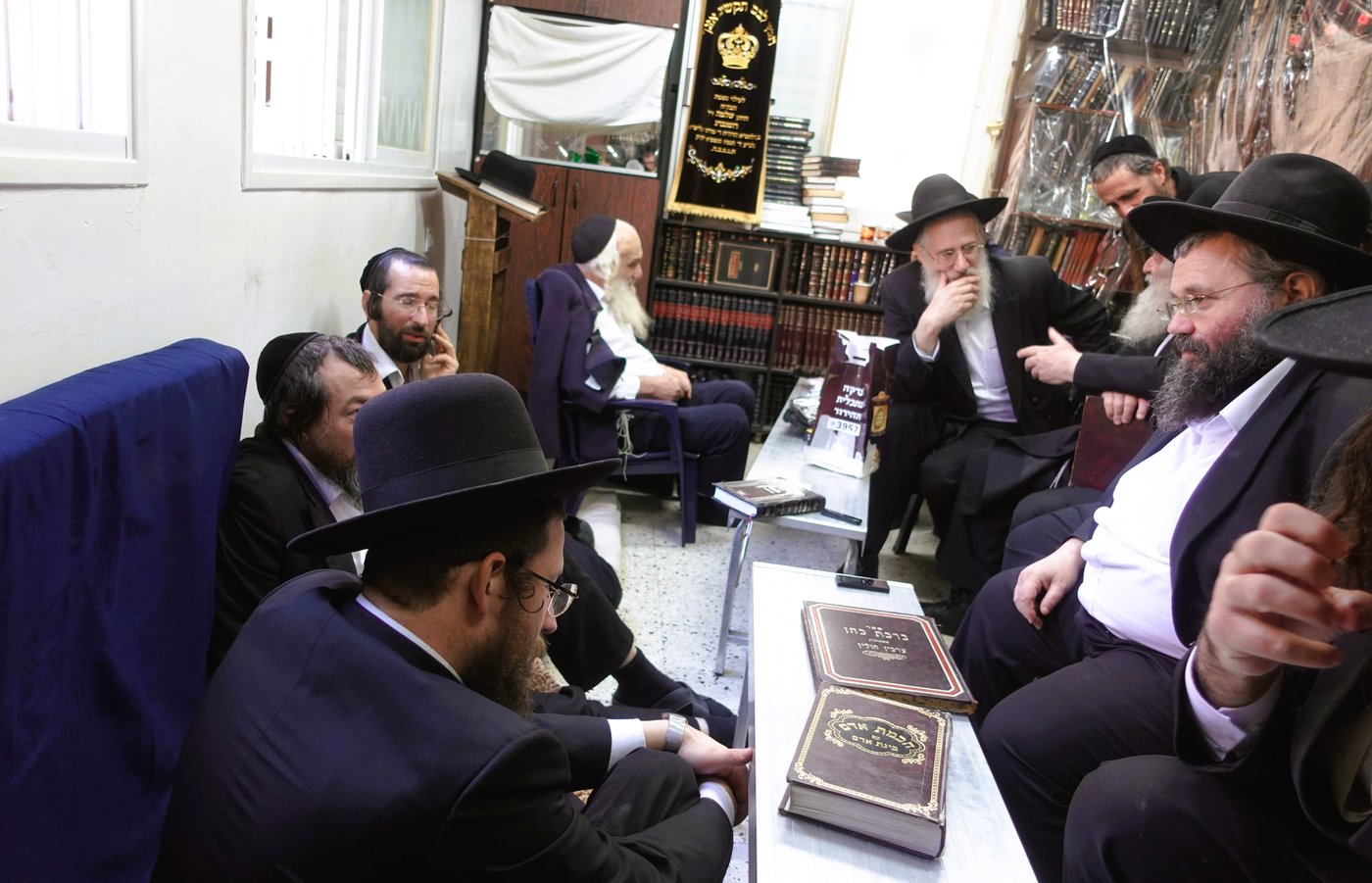 ניחום אבלים בבית הגאון רבי אשר דויטש