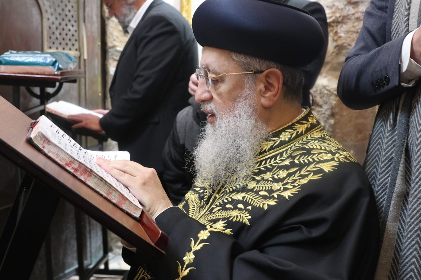 הרשל"צ הגאון רבי דוד יוסף בהדלקת נרות חנוכה 