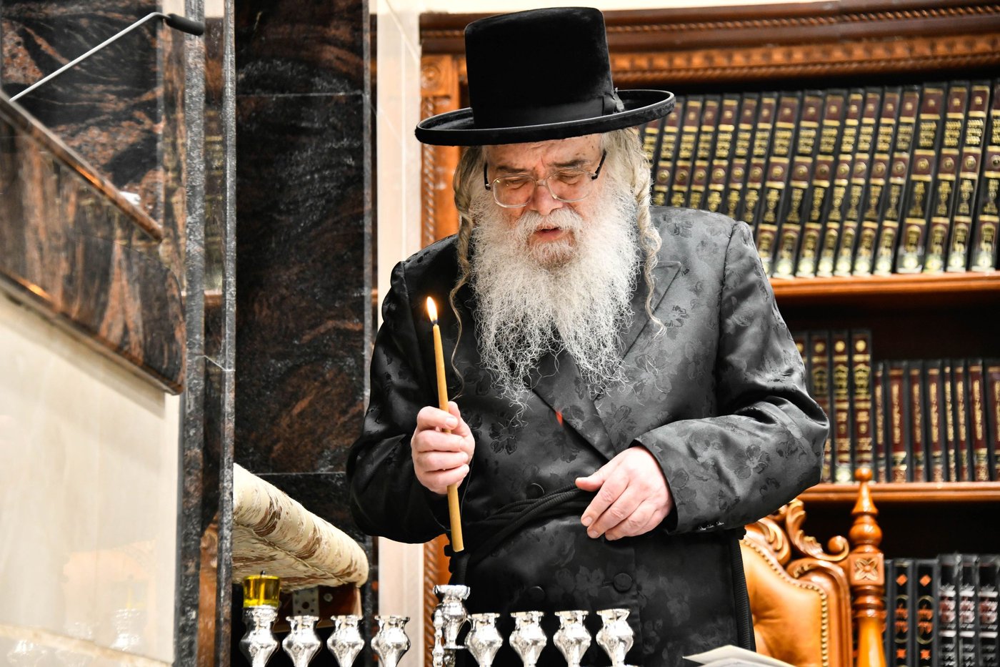 האדמו"ר מדארג בהדלקת נרות חנוכה 