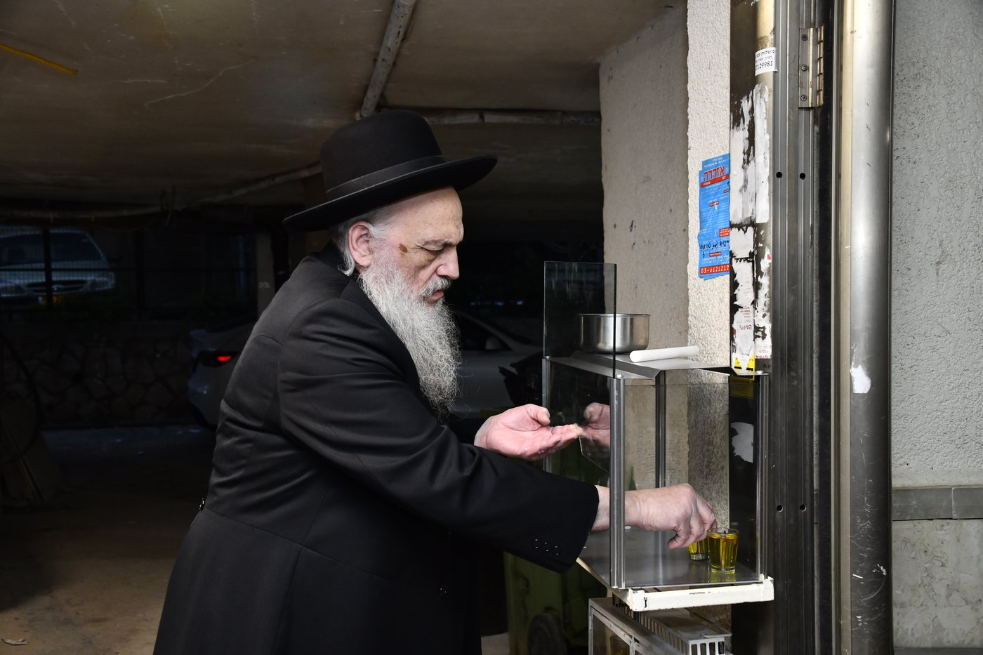 הגאון רבי חיים פיינשטיין בהדלקת נרות חנוכה