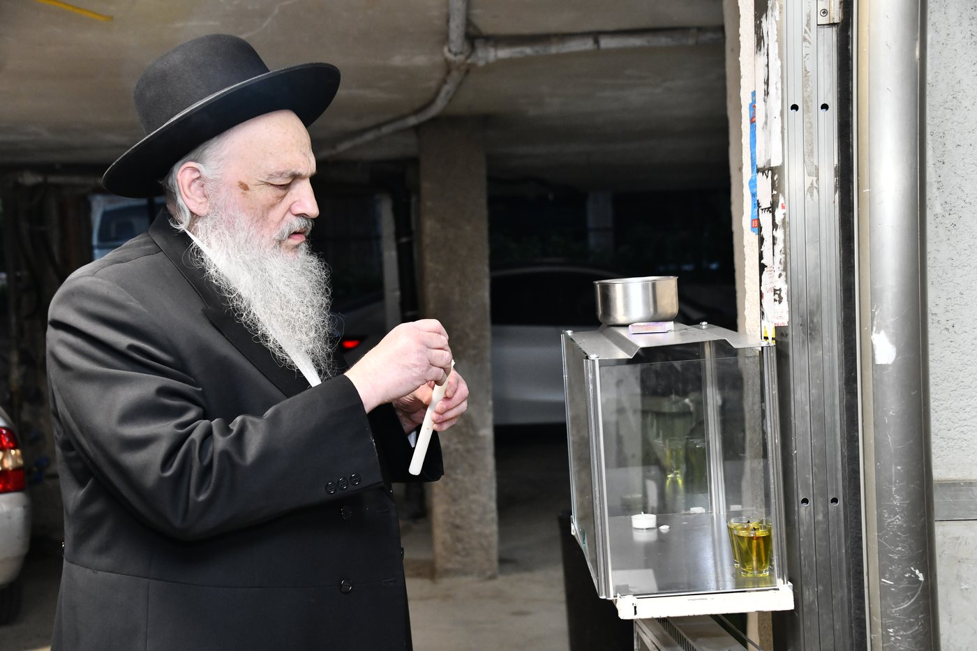 הגאון רבי חיים פיינשטיין בהדלקת נרות חנוכה