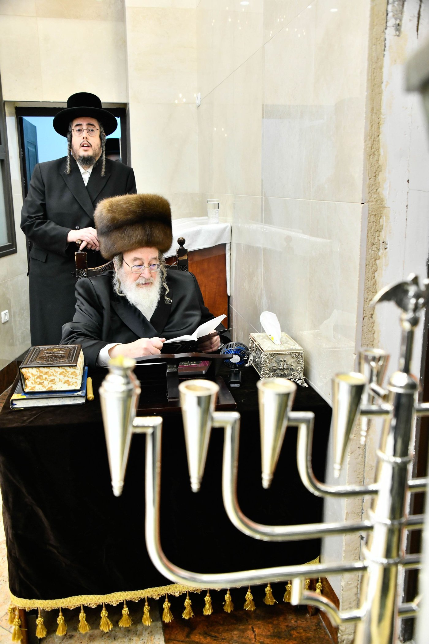 האדמו"ר מספינקא בהדלקת נרות חנוכה