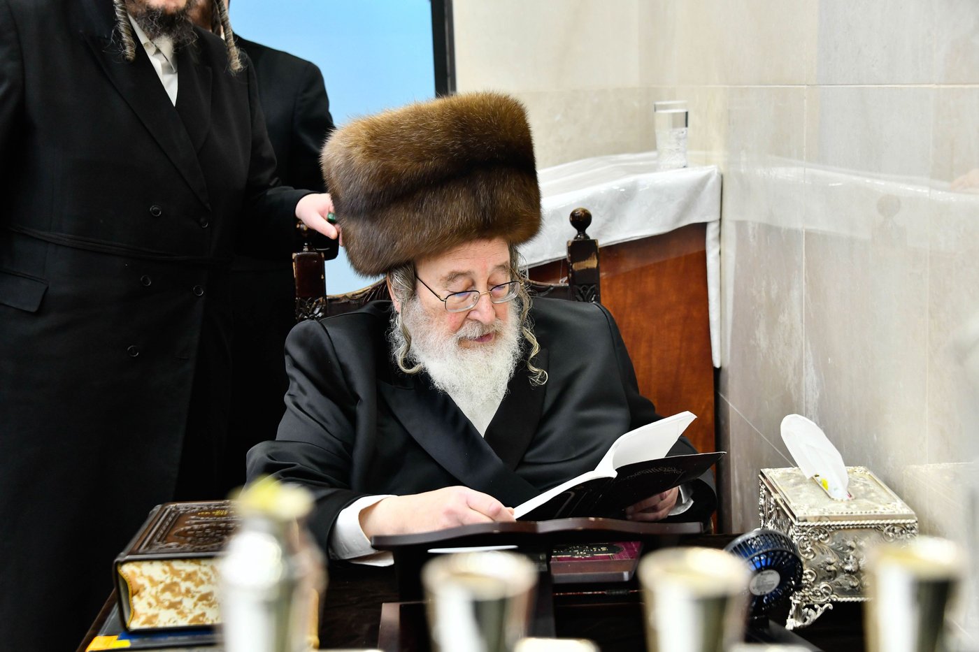 האדמו"ר מספינקא בהדלקת נרות חנוכה