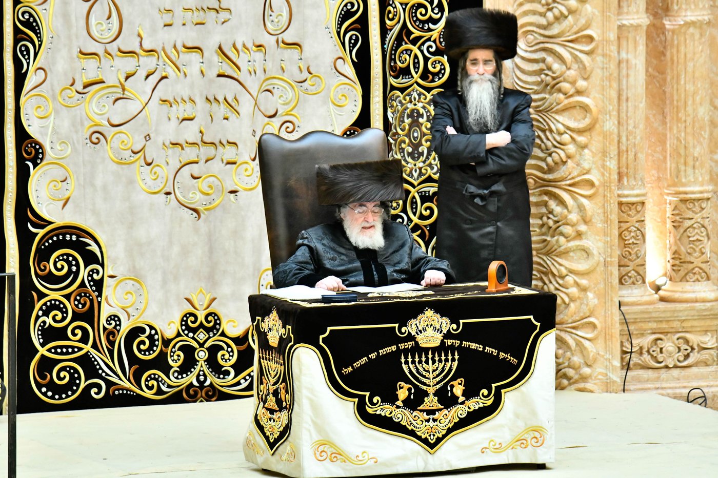מוצאי שבת חנוכה בחצה"ק ויז'ניץ
