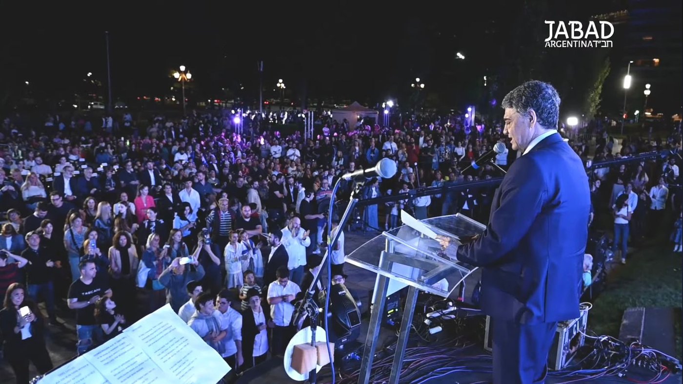 תיעוד ענק: בארגנטינה חגגו את החנוכה על ספינה צבאית