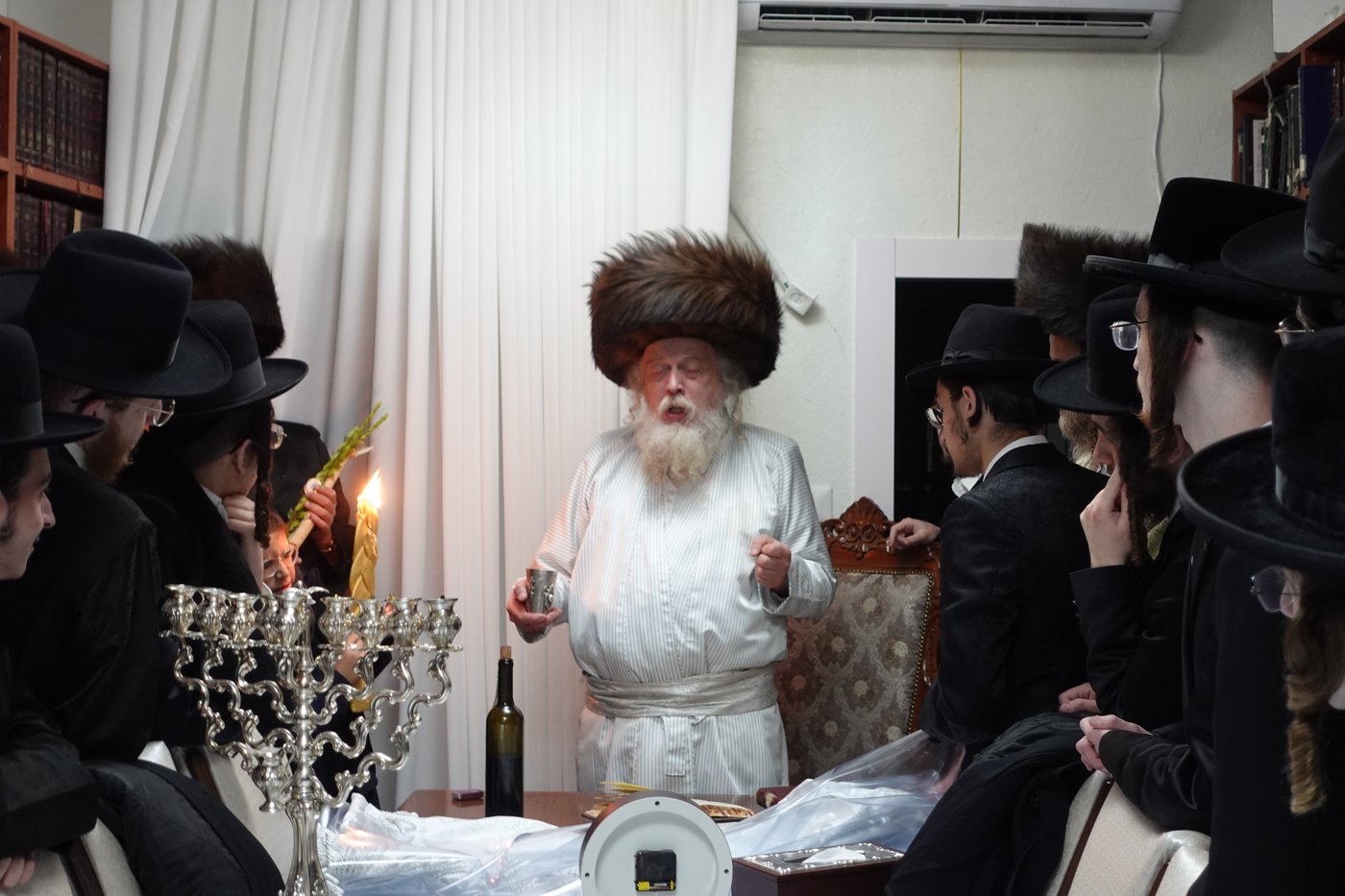 האדמו"ר ממבקשי אמונה בהדלקת נרות חנוכה בשילוב הילולת אביו זצ"ל