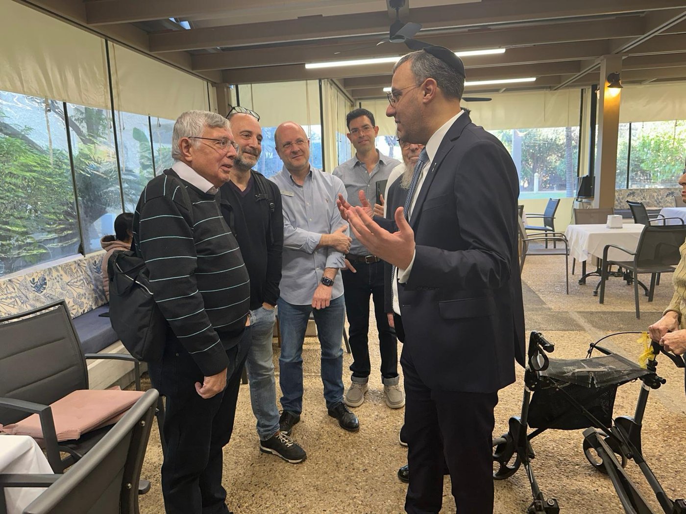 יו"ר ועדת הבריאות בסיור מקיף בבית דיור מוגן בהרצליה