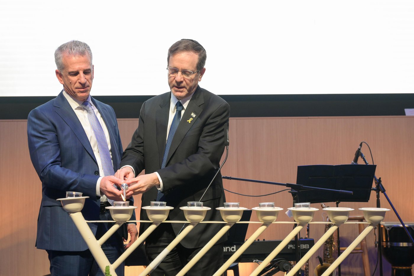 הנשיא הרצוג בטקס עם ראש המוסד ברנע