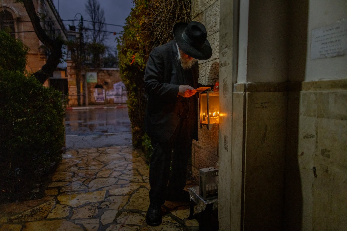 ניצול השואה הרב שמואל גפן בהדלקת נרות חנוכה במאה שערים