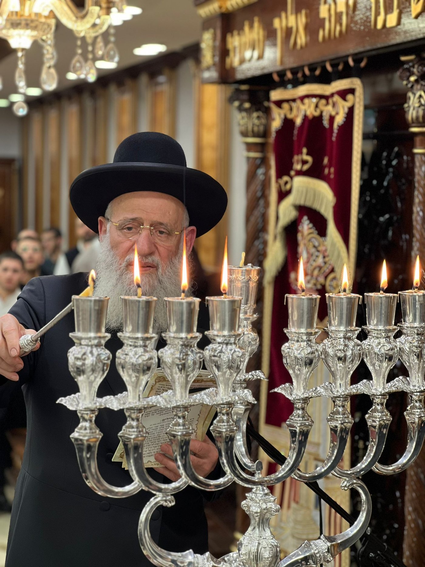 הגאון רבי ראובן אלבז בהדלקת נר חנוכה זאת חנוכה