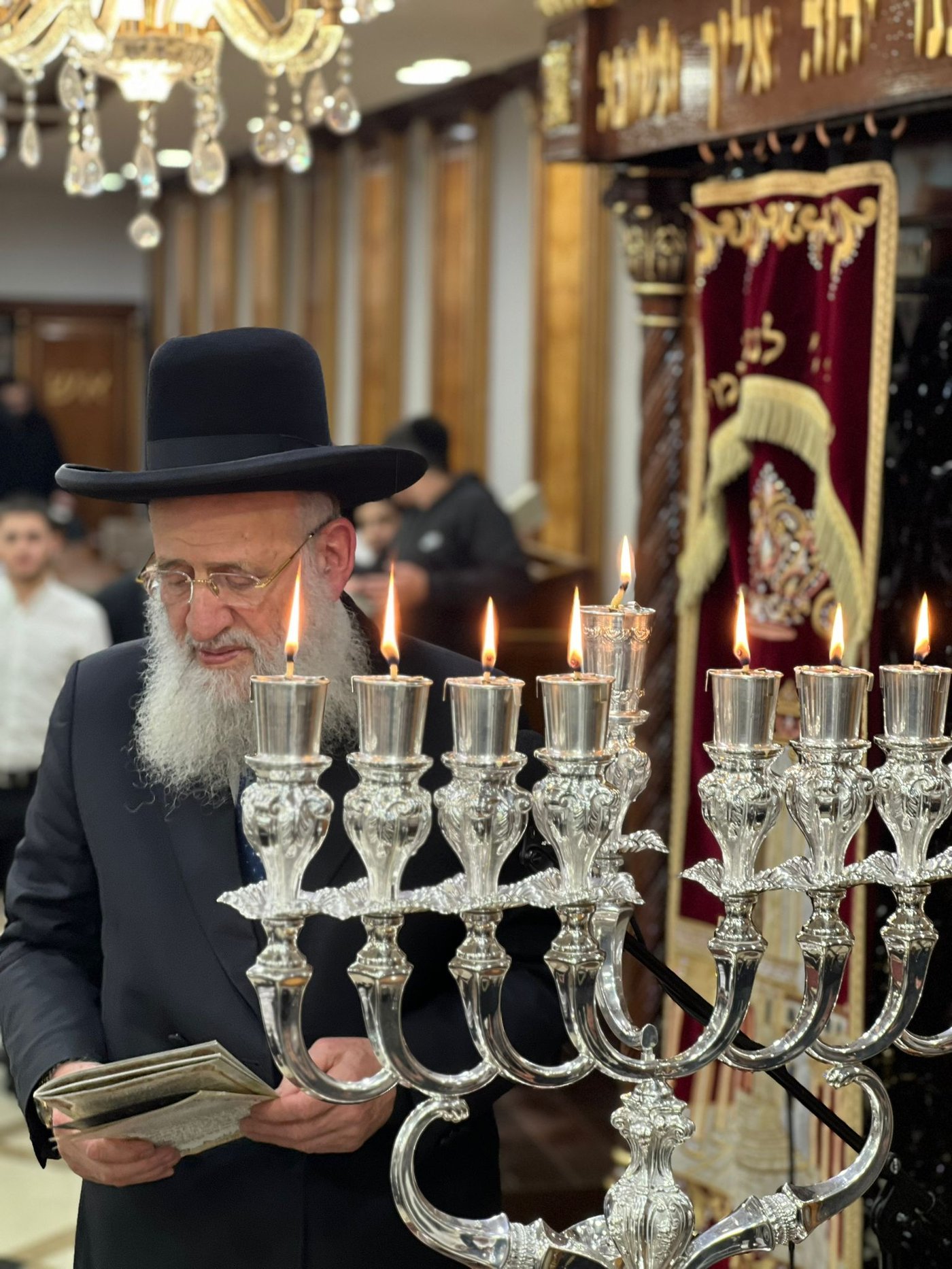 הגאון רבי ראובן אלבז בהדלקת נר חנוכה זאת חנוכה