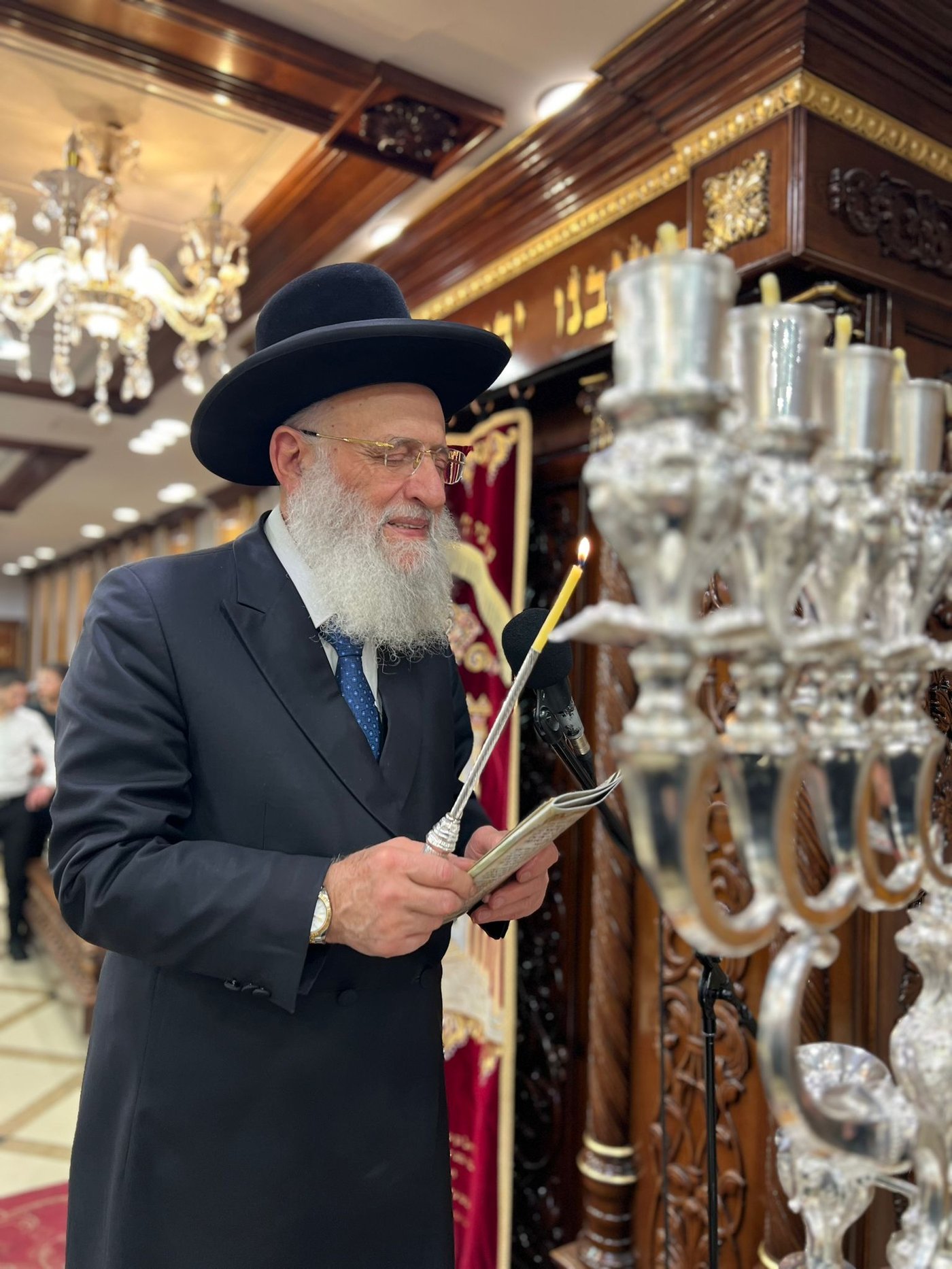 הגאון רבי ראובן אלבז בהדלקת נר חנוכה זאת חנוכה