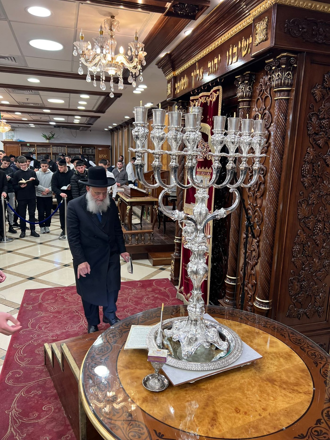 הגאון רבי ראובן אלבז בהדלקת נר חנוכה זאת חנוכה