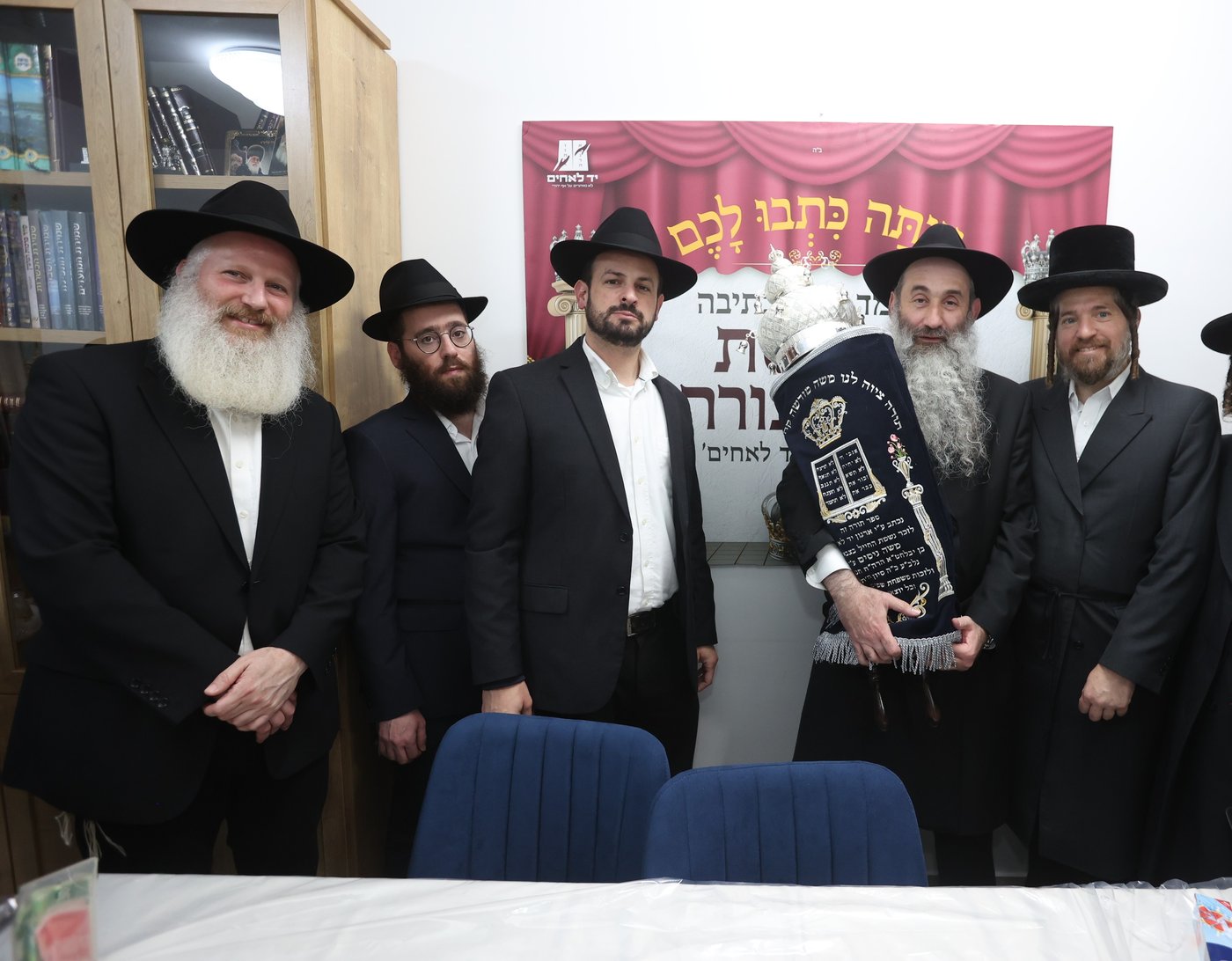 צוות יד לאחים עם הזוכה המאושר