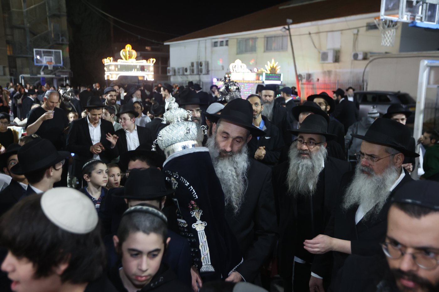 הריקודים בהכנסת ספר התורה