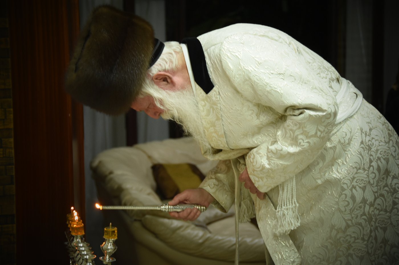 הגאון רבי יצחק דוד גרוסמן בהדלקת נרות חנוכה