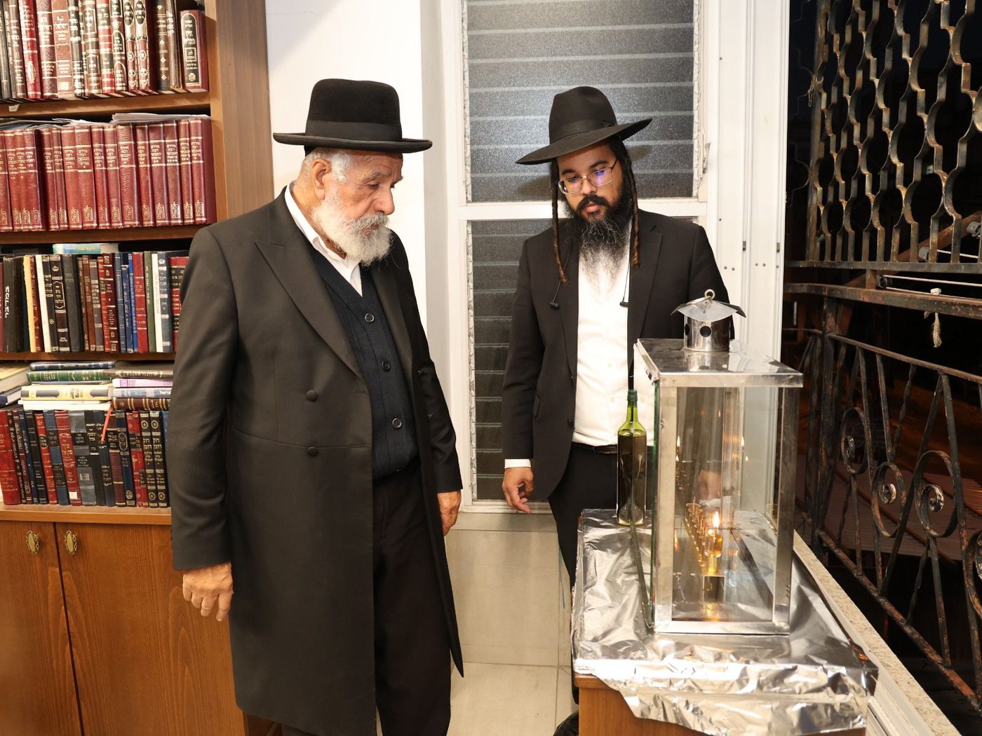 הגאון רבי שלמה מחפוד בהדלקת נרות חנוכה