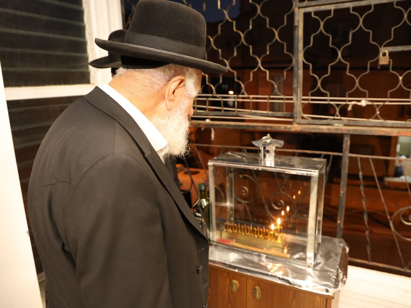 הגאון רבי שלמה מחפוד בהדלקת נרות חנוכה