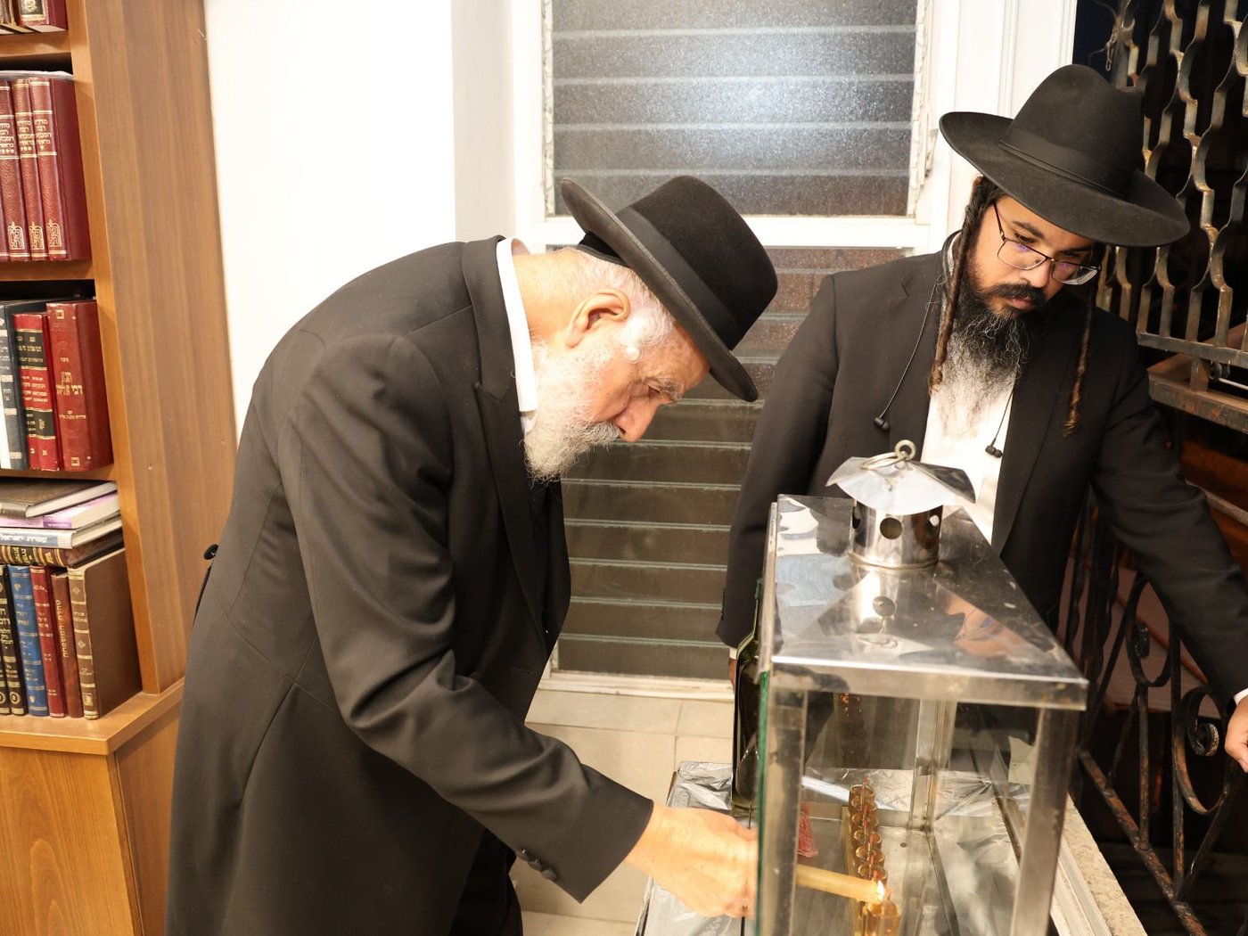 הגאון רבי שלמה מחפוד בהדלקת נרות חנוכה