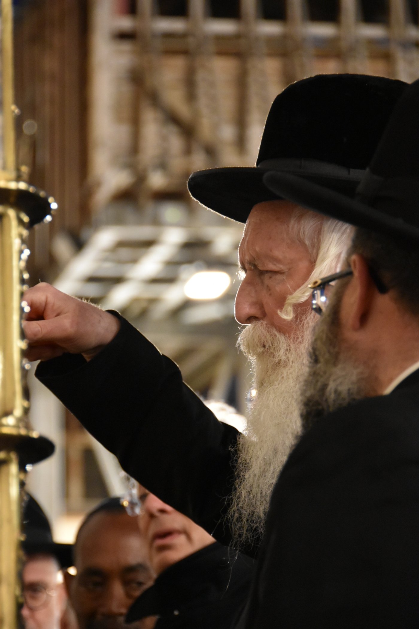 הגאון רבי יצחק דוד גרוסמן בהדלקת נרות חנוכה ע"י הכותל המערבי