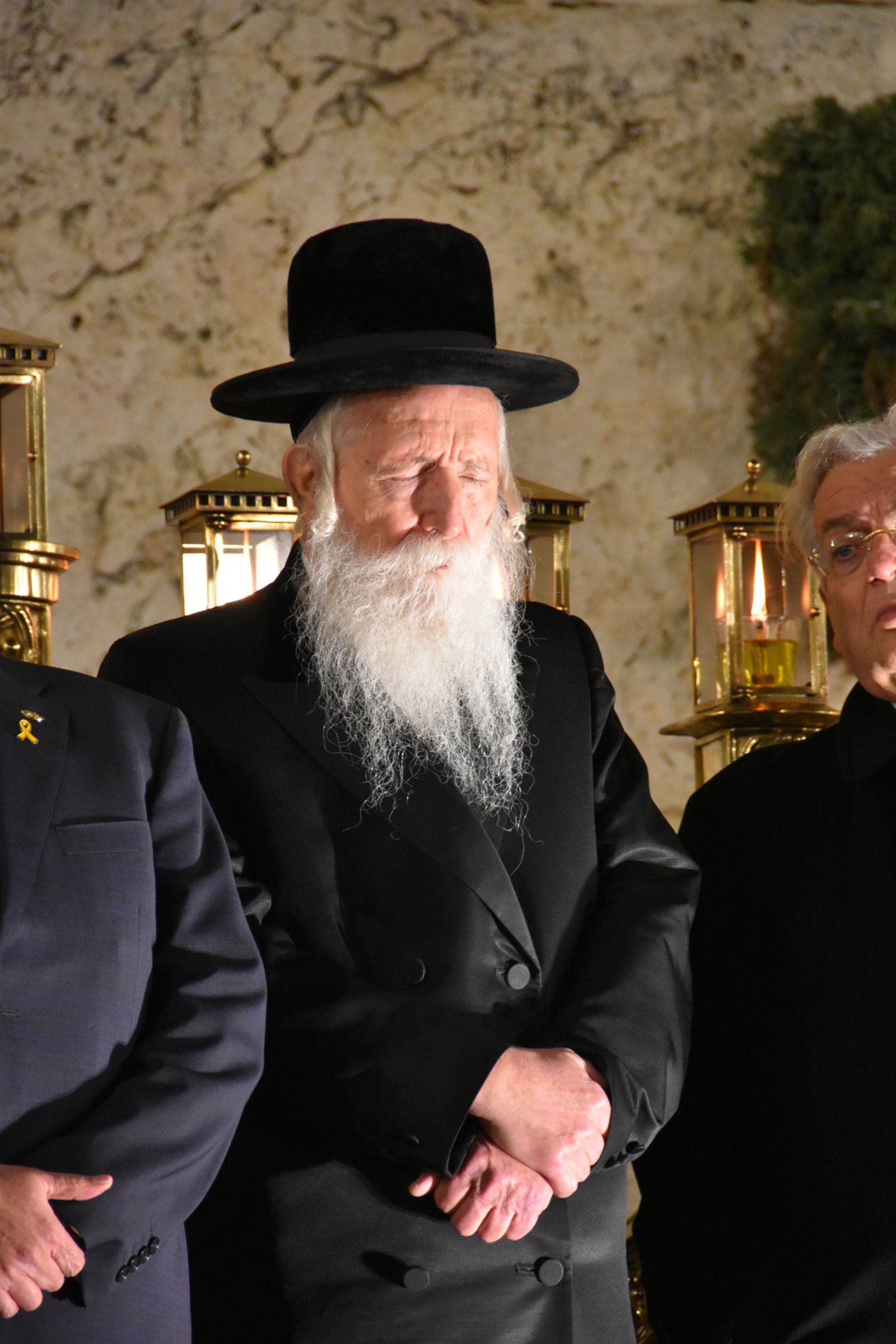 הגאון רבי יצחק דוד גרוסמן בהדלקת נרות חנוכה ע"י הכותל המערבי