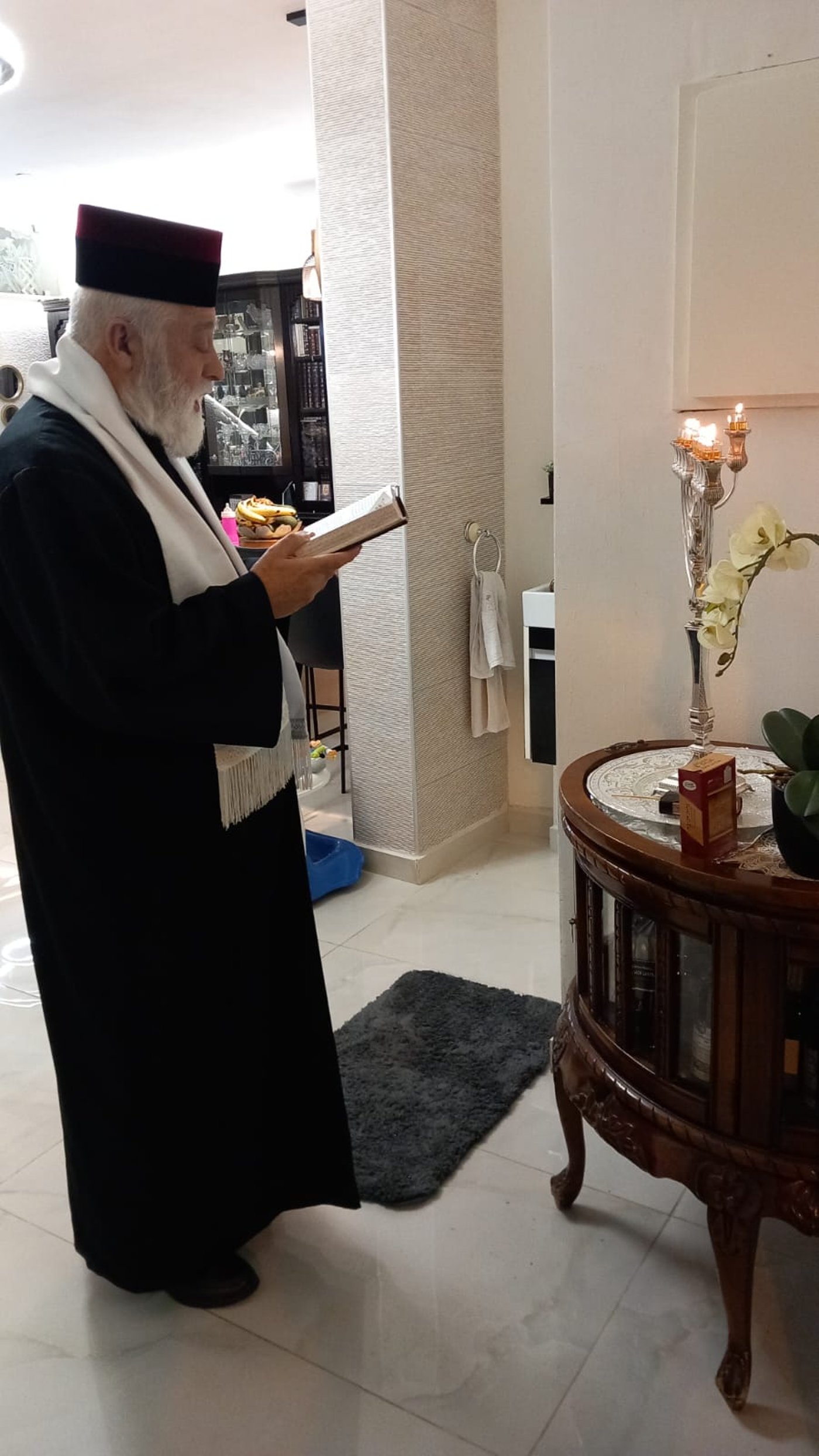 הגאון רבי אברהם מיכאל מאמאן בהדלקת נרות חנוכה