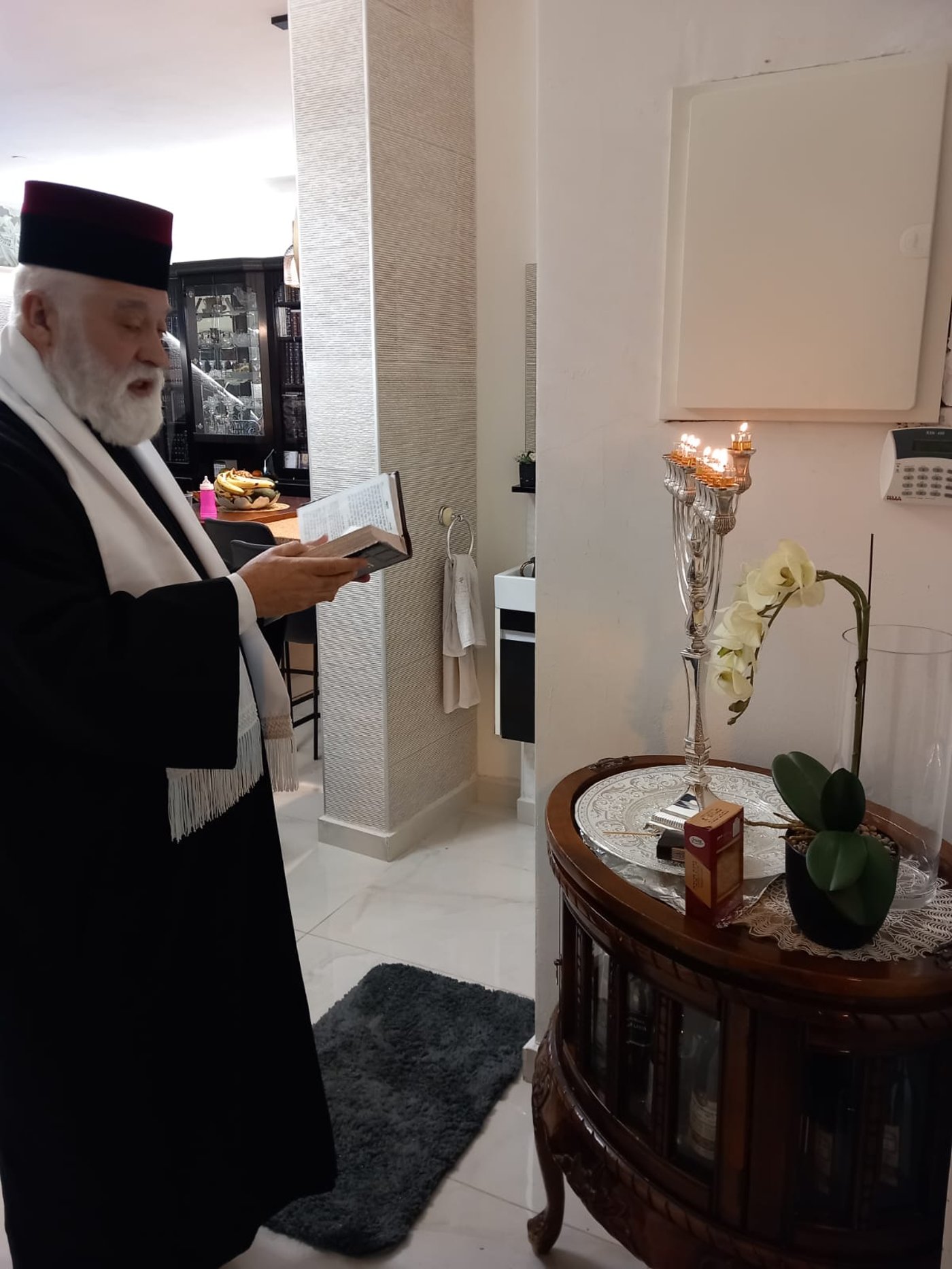 הגאון רבי אברהם מיכאל מאמאן בהדלקת נרות חנוכה