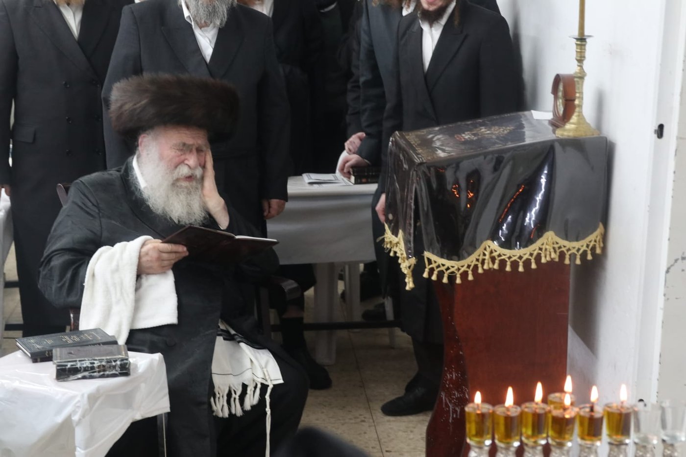 הגה"צ גאב"ד מאקאווא בהדלקת נרות חנוכה
