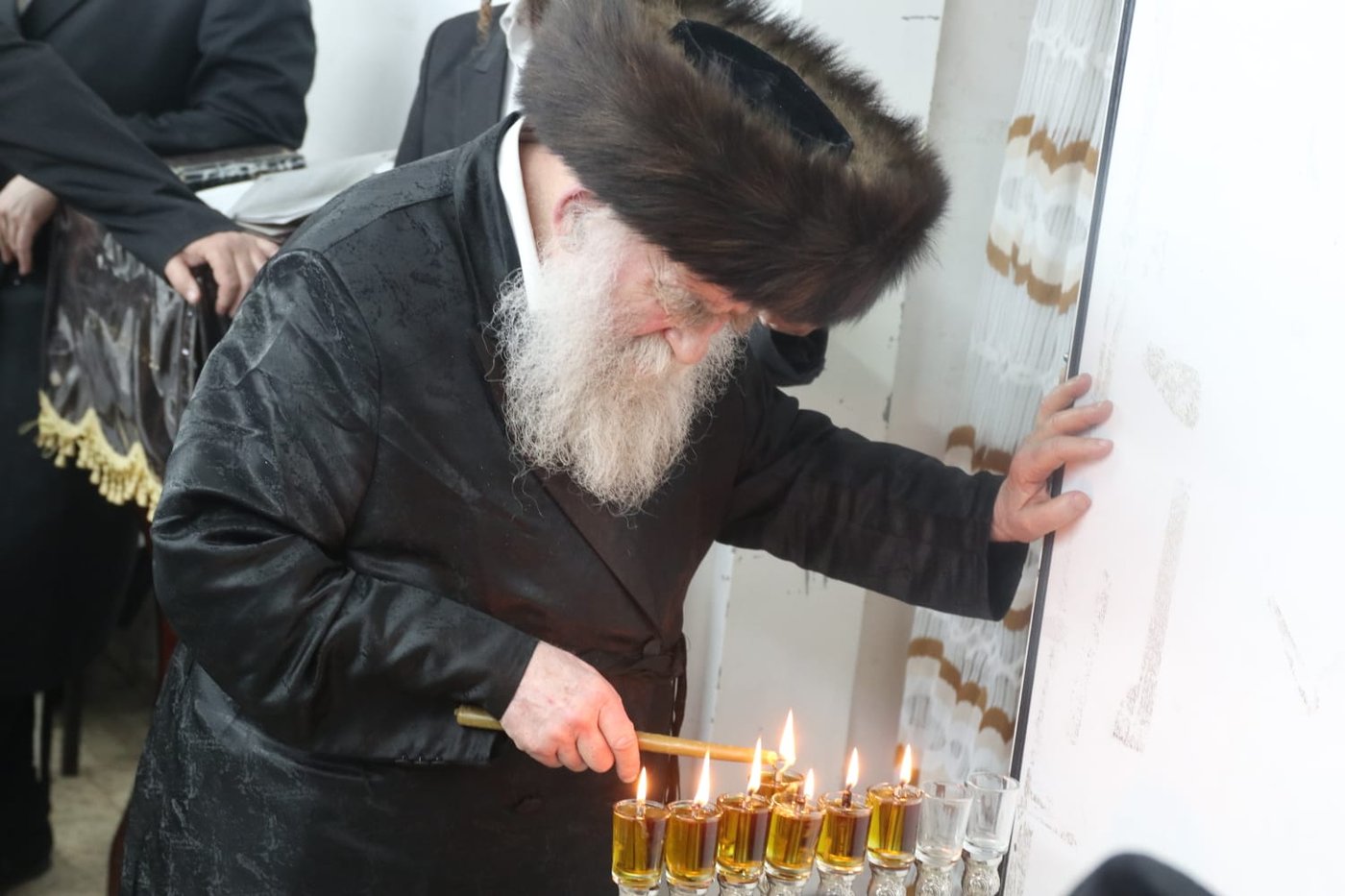 הגה"צ גאב"ד מאקאווא בהדלקת נרות חנוכה