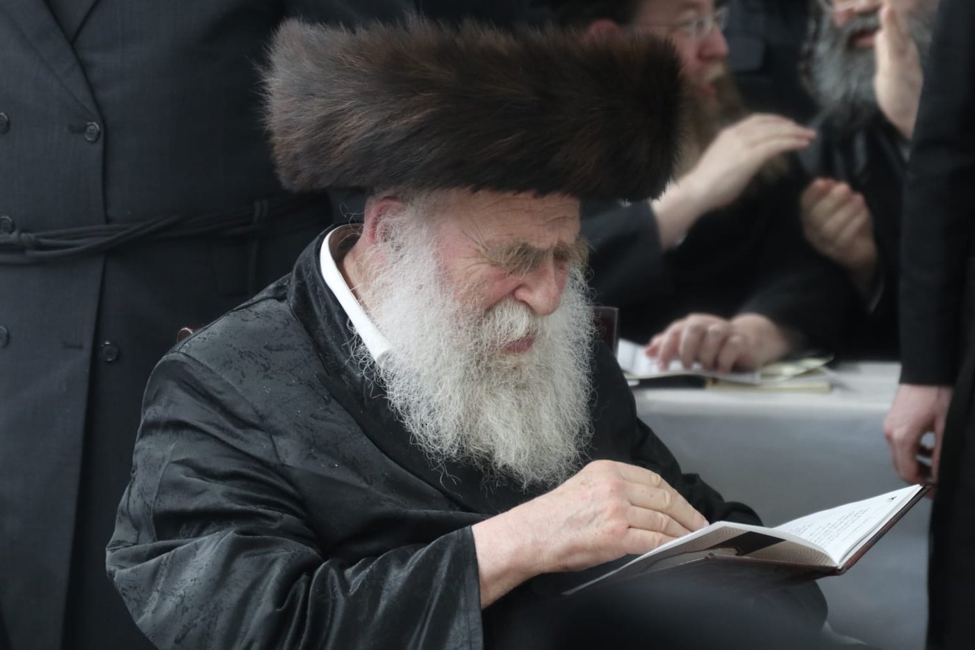 הגה"צ גאב"ד מאקאווא בהדלקת נרות חנוכה