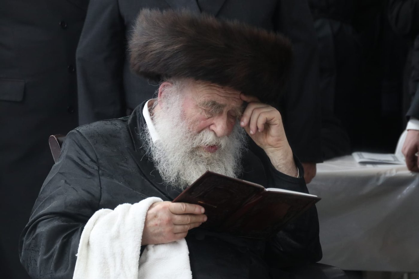 הגה"צ גאב"ד מאקאווא בהדלקת נרות חנוכה