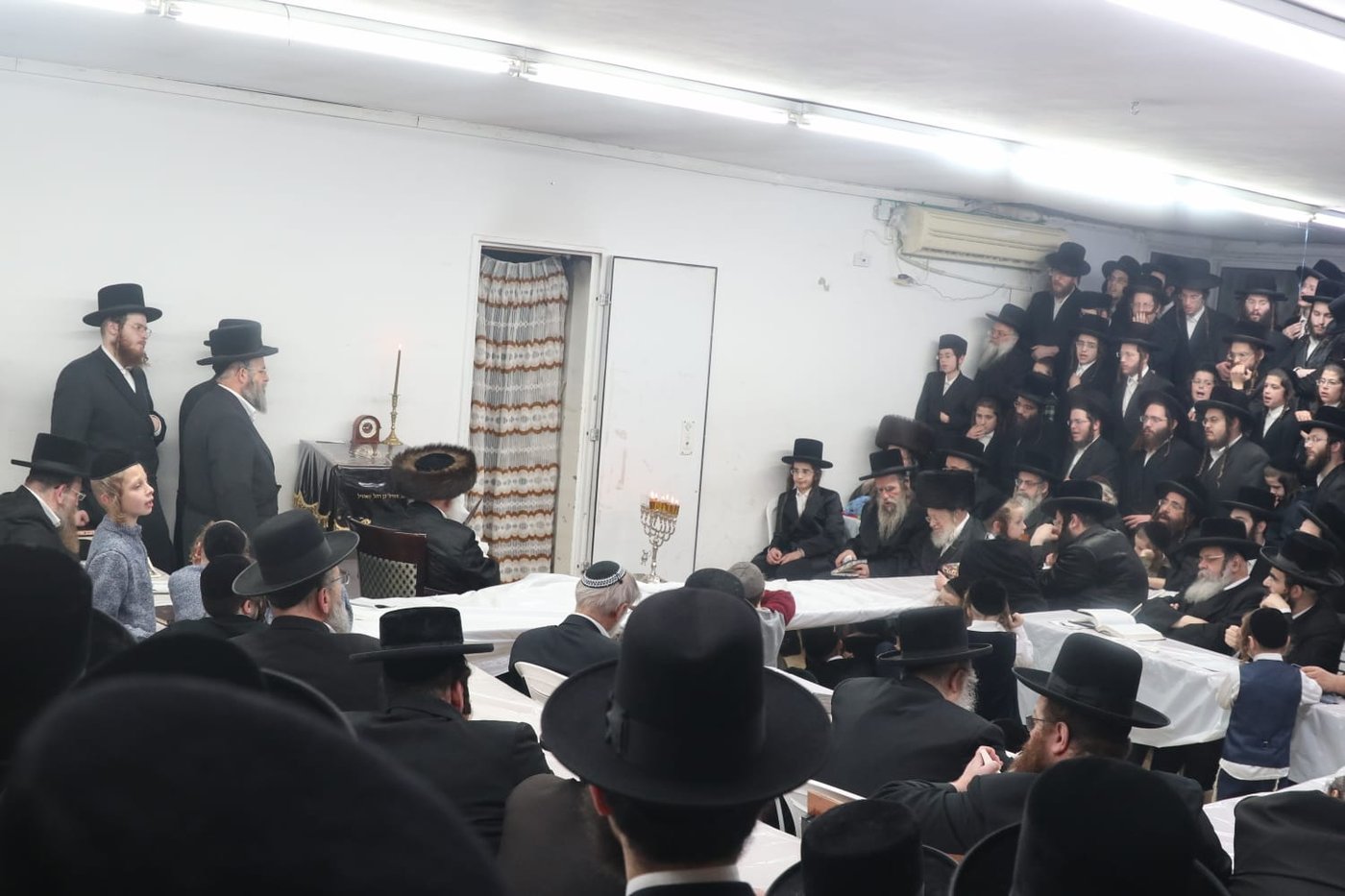 הגה"צ גאב"ד מאקאווא בהדלקת נרות חנוכה