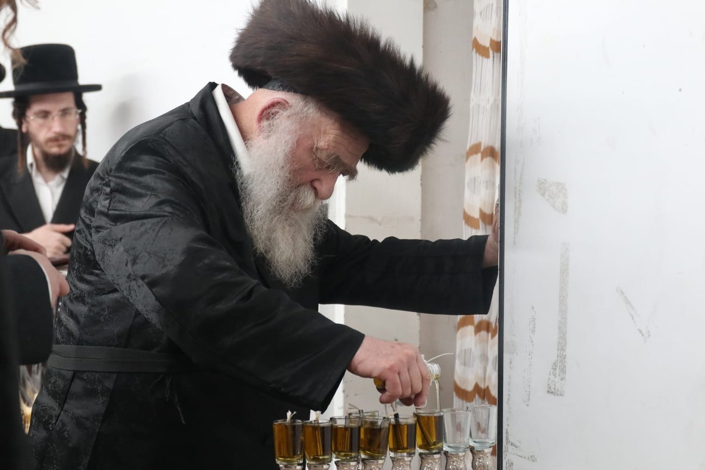 הגה"צ גאב"ד מאקאווא בהדלקת נרות חנוכה