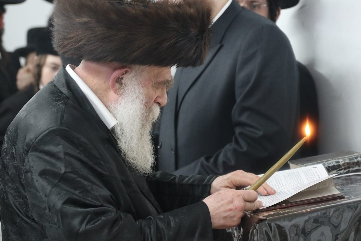 הגה"צ גאב"ד מאקאווא בהדלקת נרות חנוכה