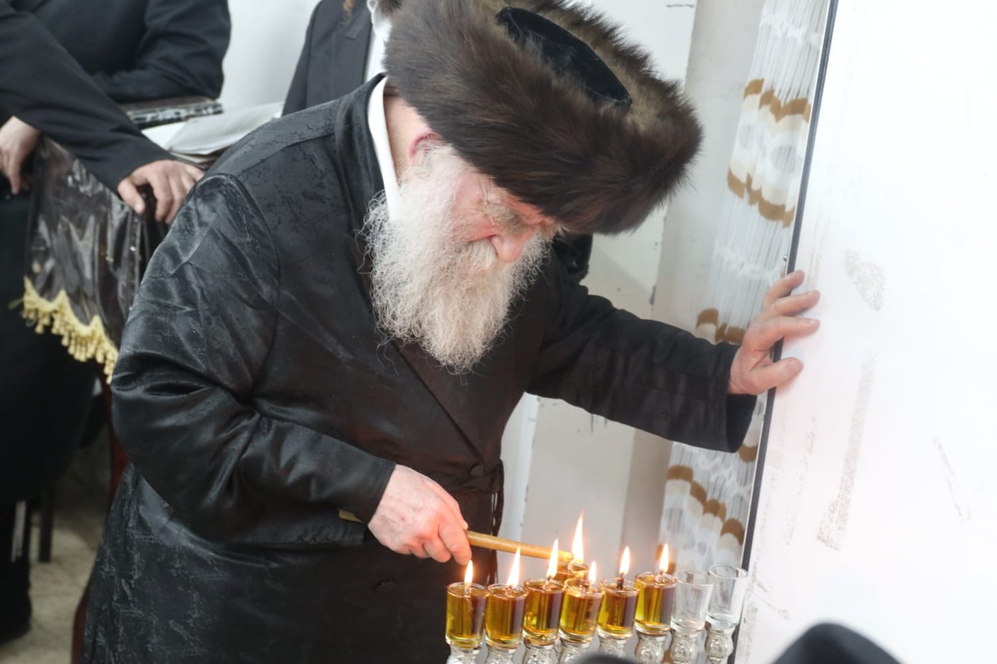 הגה"צ גאב"ד מאקאווא בהדלקת נרות חנוכה