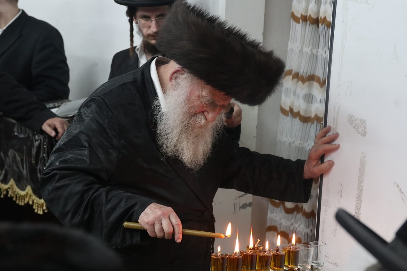 הגה"צ גאב"ד מאקאווא בהדלקת נרות חנוכה