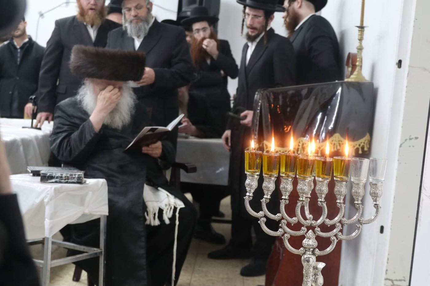 הגה"צ גאב"ד מאקאווא בהדלקת נרות חנוכה
