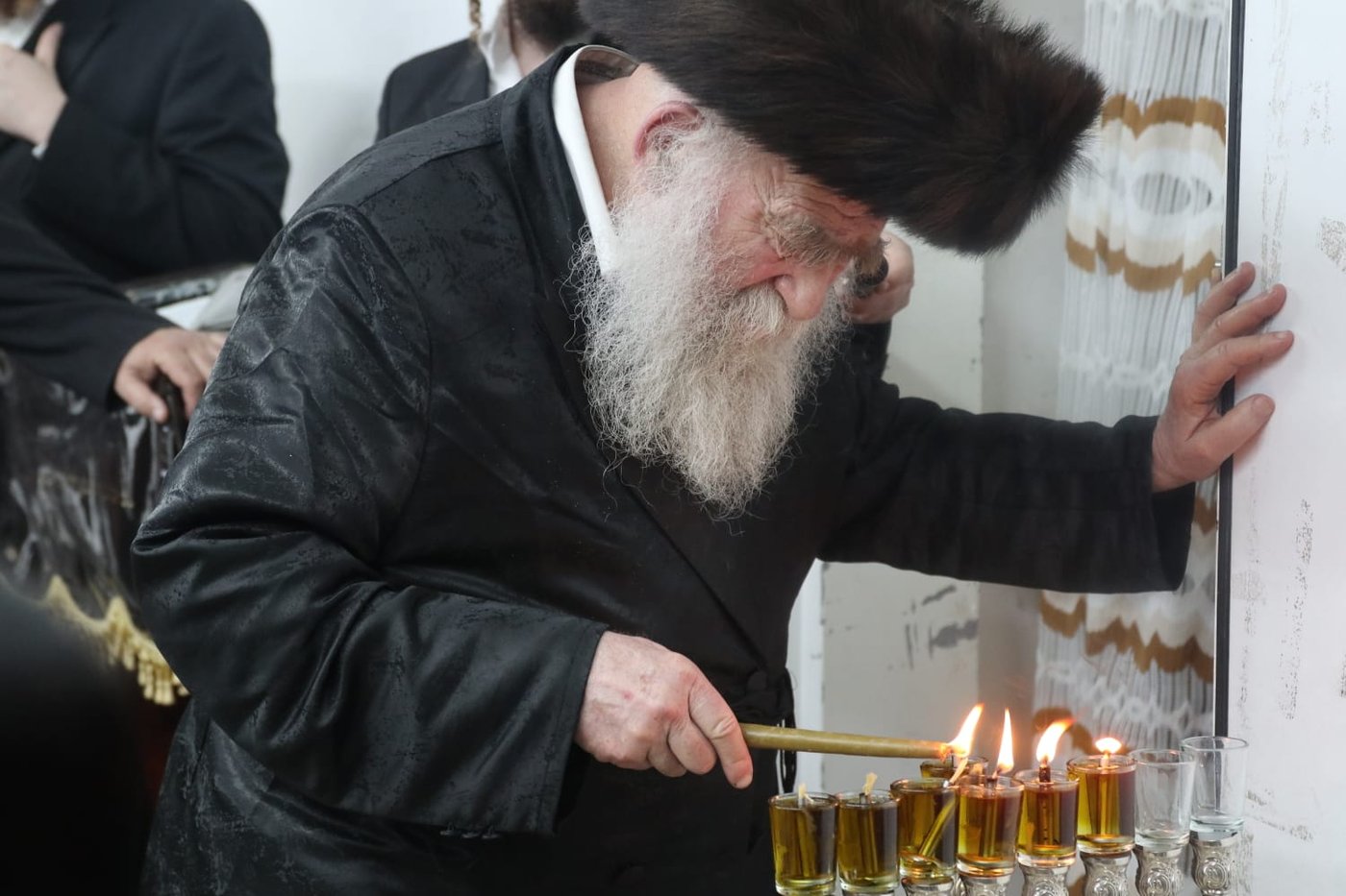 הגה"צ גאב"ד מאקאווא בהדלקת נרות חנוכה
